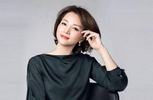 董卿失态落泪，年少自卑想自杀，被传隐婚生子，成名背后有多难？