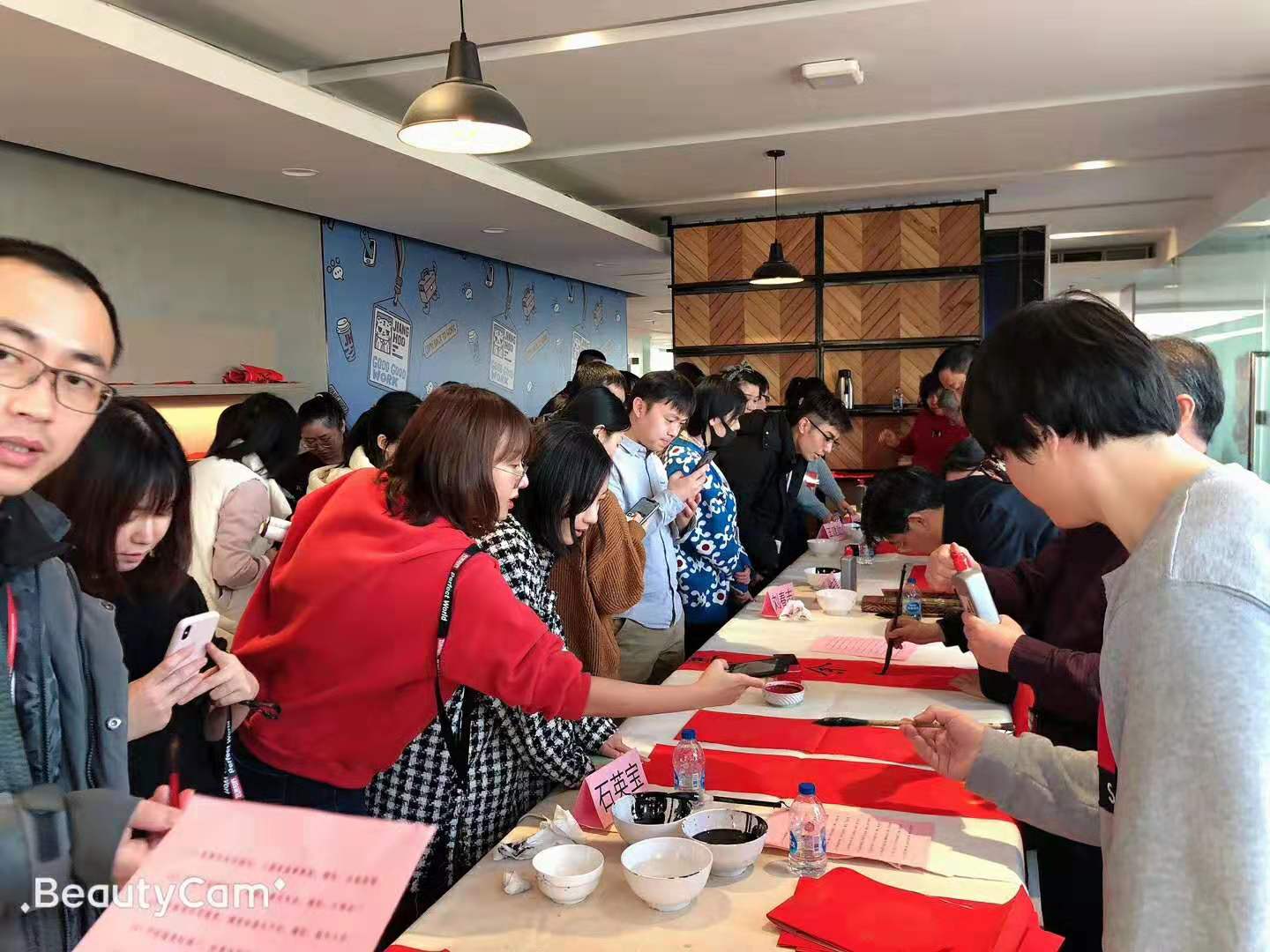 北京传统书画艺术研究会走进完美世界大厦慰问员工