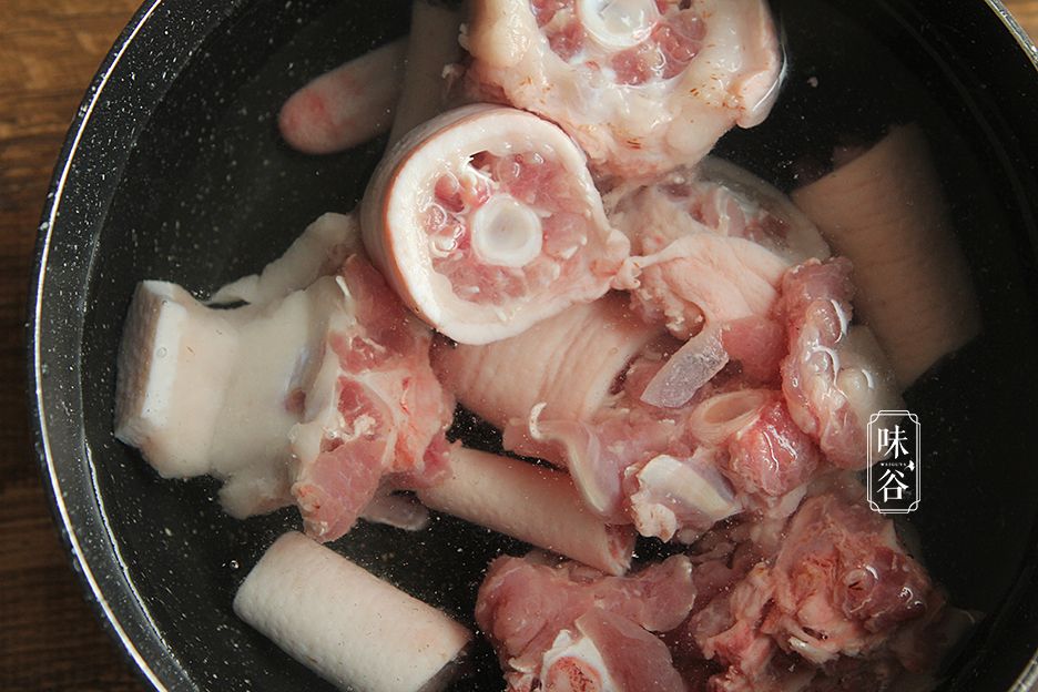 猪身上最美味的部位，和花生一起焖，鲜香营养，女人下饭男人下酒