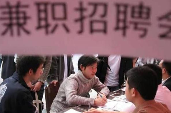 普通家庭供一名本科生读完4年大学，需要多少钱？网友：真养不起