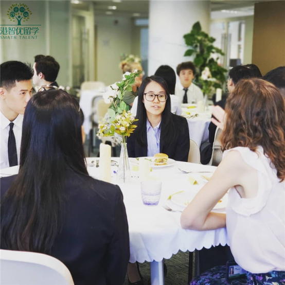 你以为香港哈罗老师只会教书，那就错了，他们还教学生如何起飞