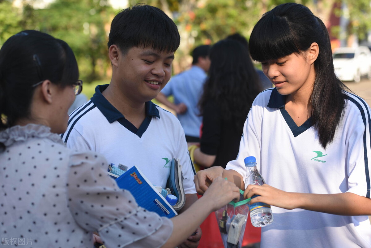 家乡学子来助阵、优秀学子传经送宝！高考前大学祝福考生另类招生