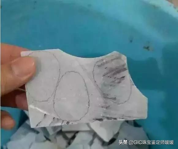 买首饰需要谨防买到这样的金镶玉挂坠，中奖套路多，价格真的不高