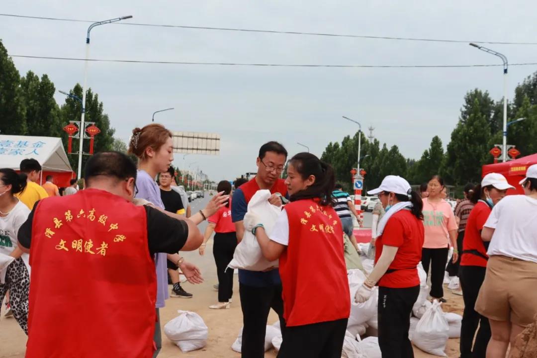 滑县六中志愿者：走下三尺讲台 奔赴防汛一线