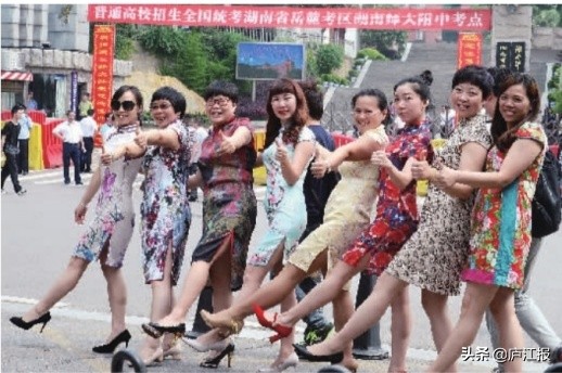 高考穿衣有讲究,送考的妈妈穿旗袍,旗开得胜