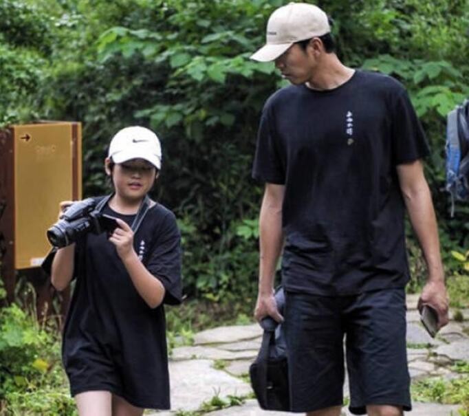 清华毕业生王昱珩，不上班在家中做自由职业，与女儿惬意生活