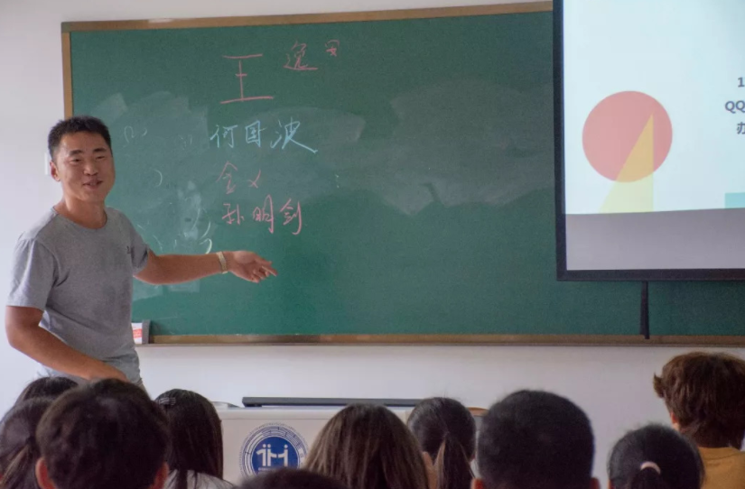 “我家是收废品的”，女大学生自我介绍获称赞，自信的女孩真美