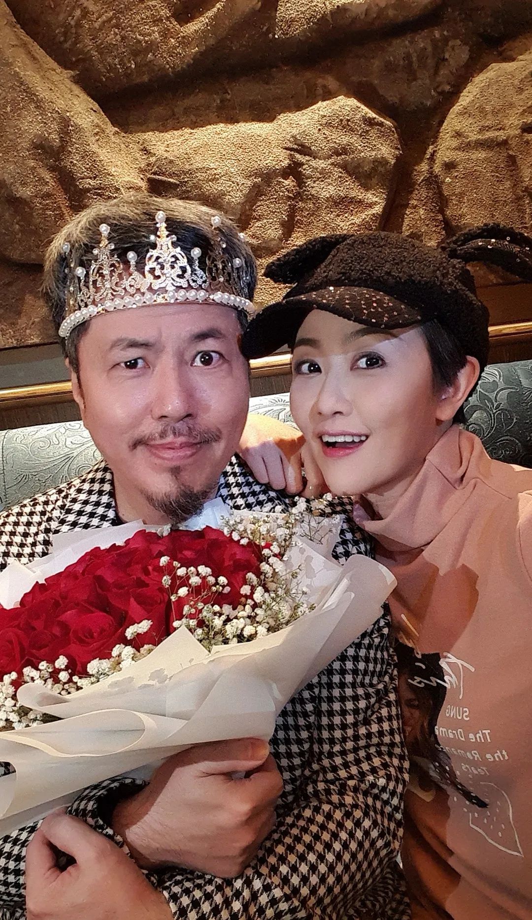 寇乃馨砸125万重金祝寿，送老公黄国伦名贵吉他，这对夫妻好能赚