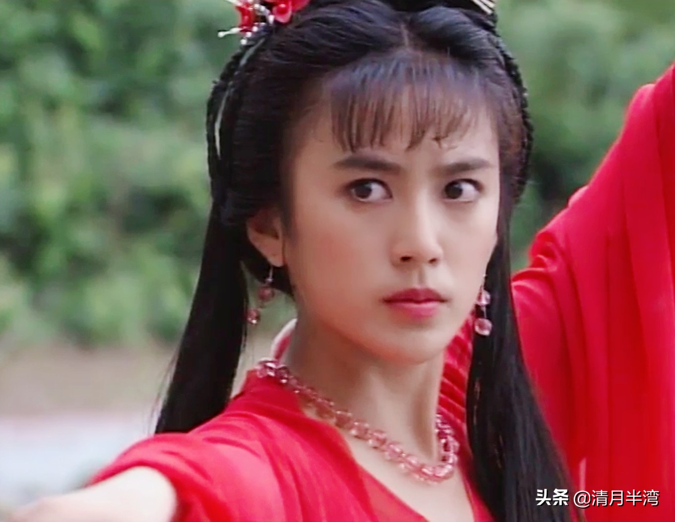 "曼颊皓齿,形夸骨佳",李月仪的红绡真是惊艳了时光,一袭红色纱衣,两缕