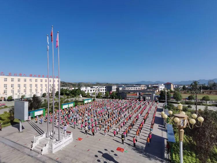 金秋十月，喜迎国庆——淅川县盛湾镇小全体师生庆祝国庆