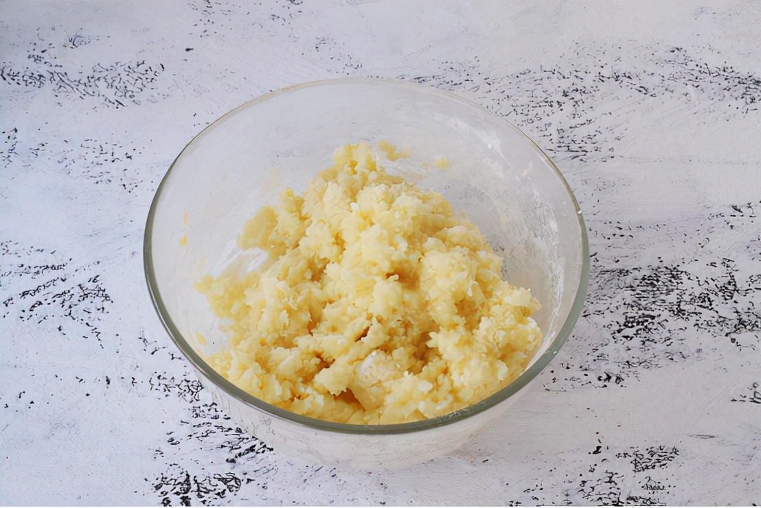 1碗糯米粉加上半勺红糖，做一份好吃解馋的小吃，软糯好吃