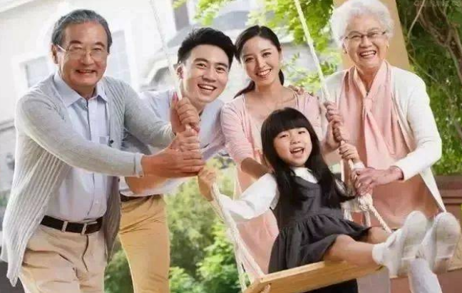 “孩子出息了留不住”，老人的无奈与不舍，是多少父母的现状？