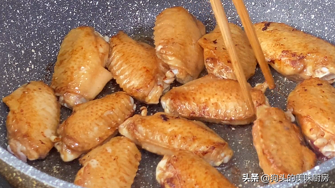 鸡翅这样吃着才爽，一次做一锅不够吃，学会做给家人吃，太解馋了