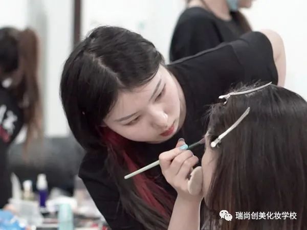 别人家的00后还在上学，我在化妆培训班期间已经月薪过万