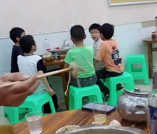 5个小朋友“一起聚餐”走红，孩子之间的友谊，简单又纯粹