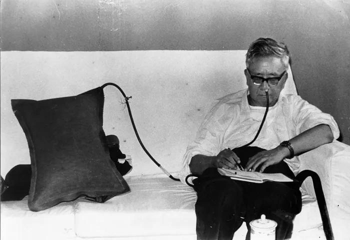 天才数学家华罗庚：初中文凭被选为教授，遭同事排挤，在日本去世