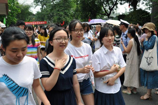 “高考陪考”引众人热议，众多家长左右为难，聪明的家长这样做