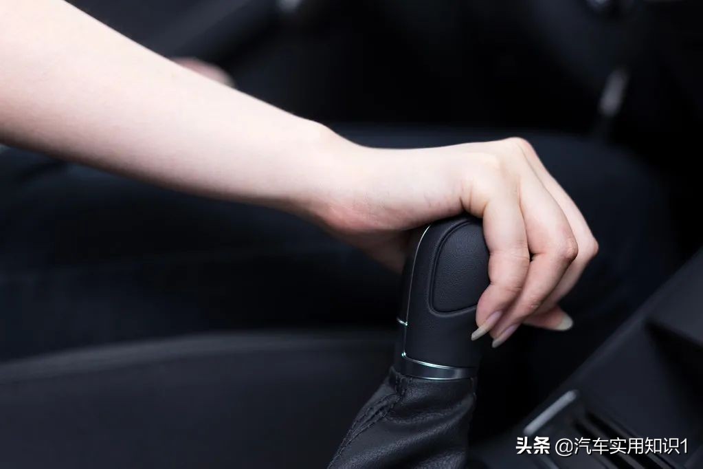 自动挡换挡需踩刹车吗？真相揭秘！