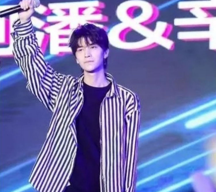 听说丑的男生找个女朋友就会变帅，你不信？来看看这几个小哥哥