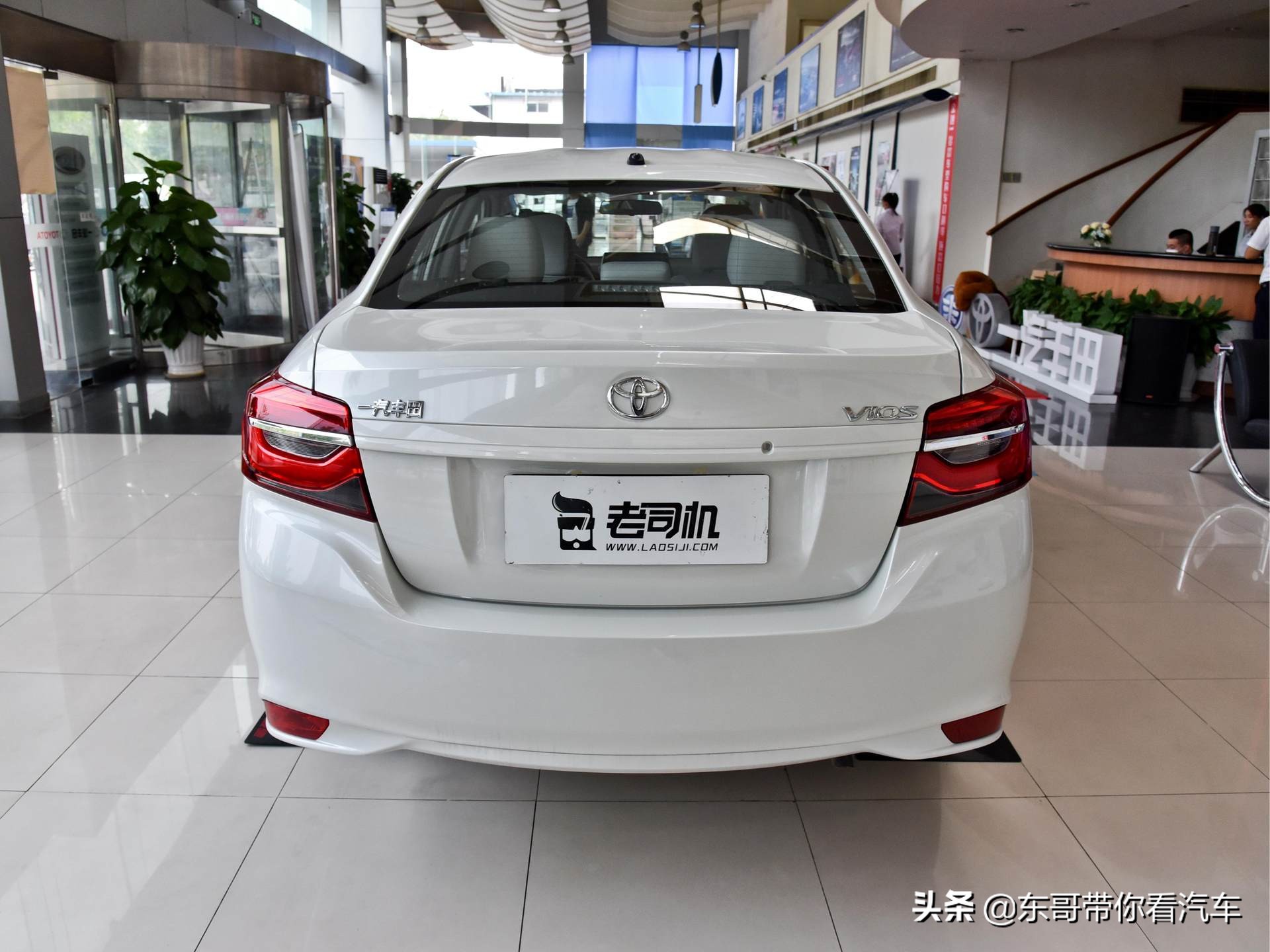 油耗只要4.9L，低价合资三厢车，空间够用停车灵活，实拍威驰