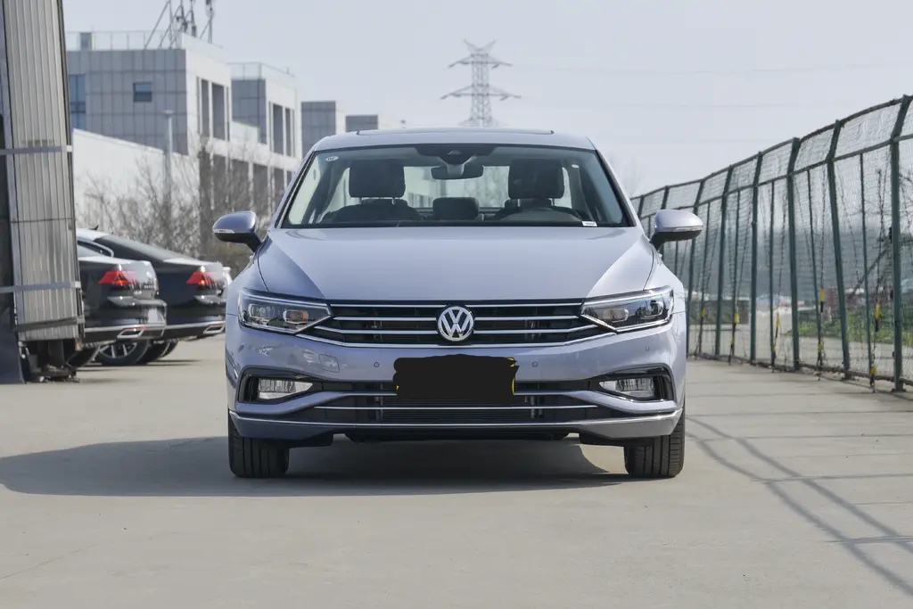 中高端车：大众迈腾，9个气囊+6.6升油耗，这车配置可以了
