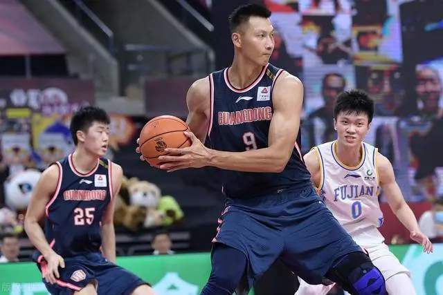 为什么cba很多球队全华班(4亿，2.47亿！李洪庆透露重磅消息，CBA使用全华班的原因正式出炉)