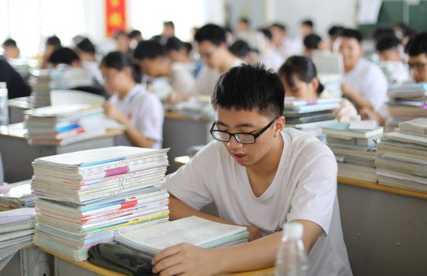 我国明明男多女少，可考上大学的女生更多，男生面临了怎样的困难