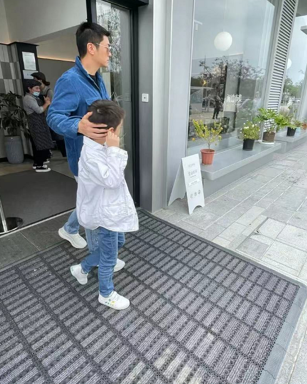8岁嗯哼买零食被偶遇，暴风长高白白瘦瘦，完美遗传爸爸杜江长腿