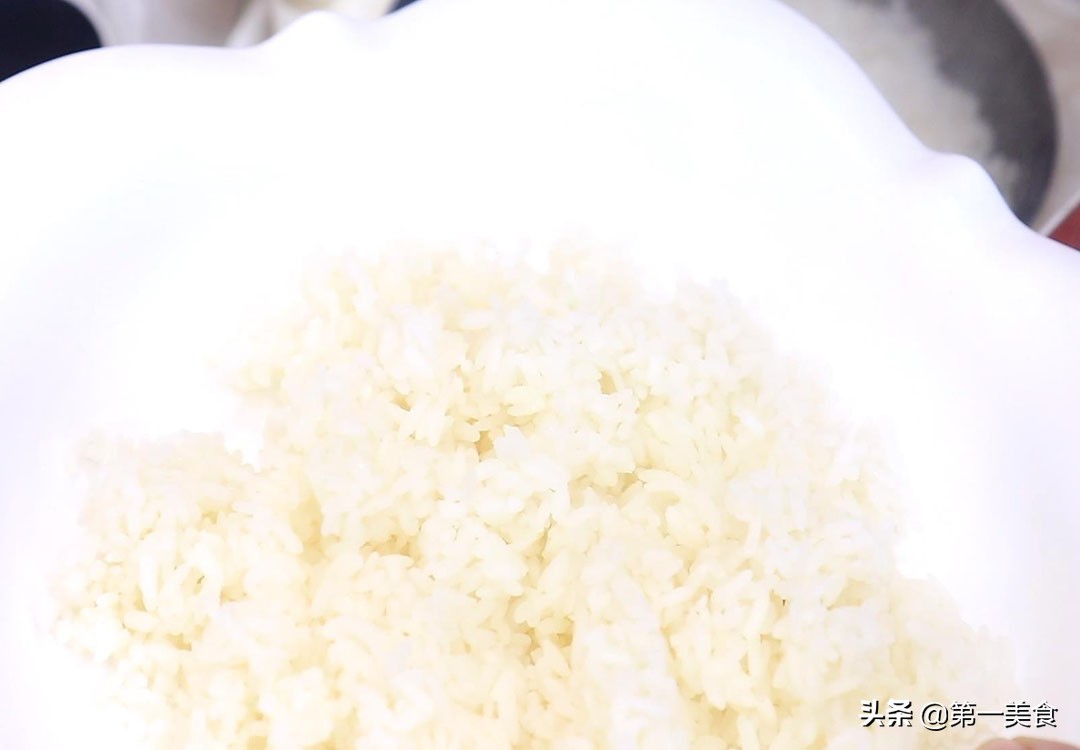 “蛋炒饭”家常做法，这几个技巧很关键，米饭金黄松散，粒粒分明