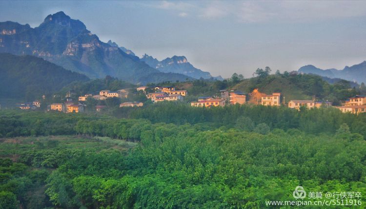 玉壶峰下松涛起，天界佛国掸尘埃！走遍千山万岭，唯天门山独有