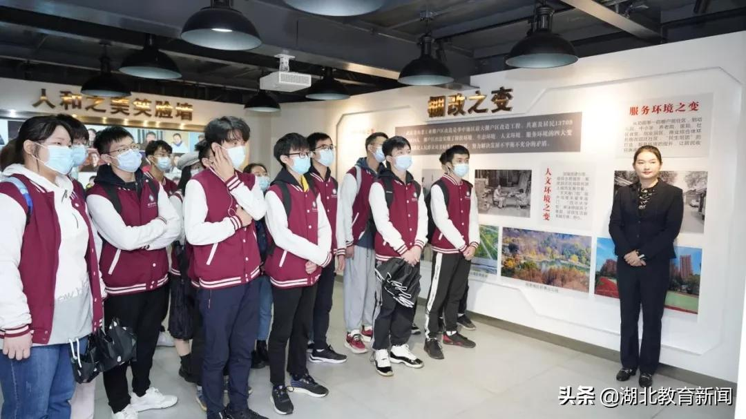 社区书记桂小妹泪洒思政课堂，与青年学子共话抗疫精神与青年担当