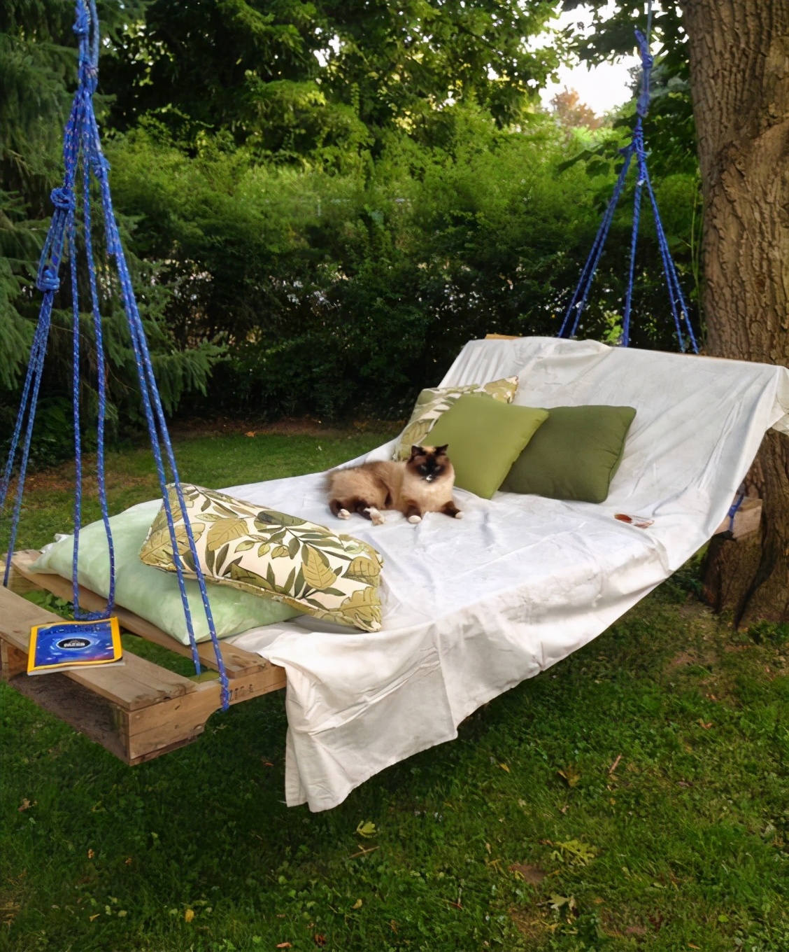 顺手用藤条编织一个带遮棚的凉床，摆在小院一角，打造夏日纳凉区