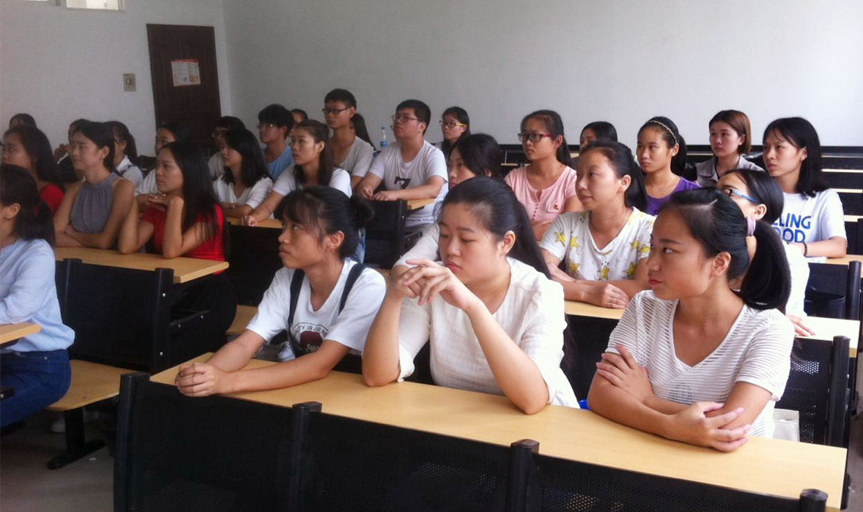 西北师范大学搞“毛线课”，众多学生纷纷报名，学生：没啥事玩呗