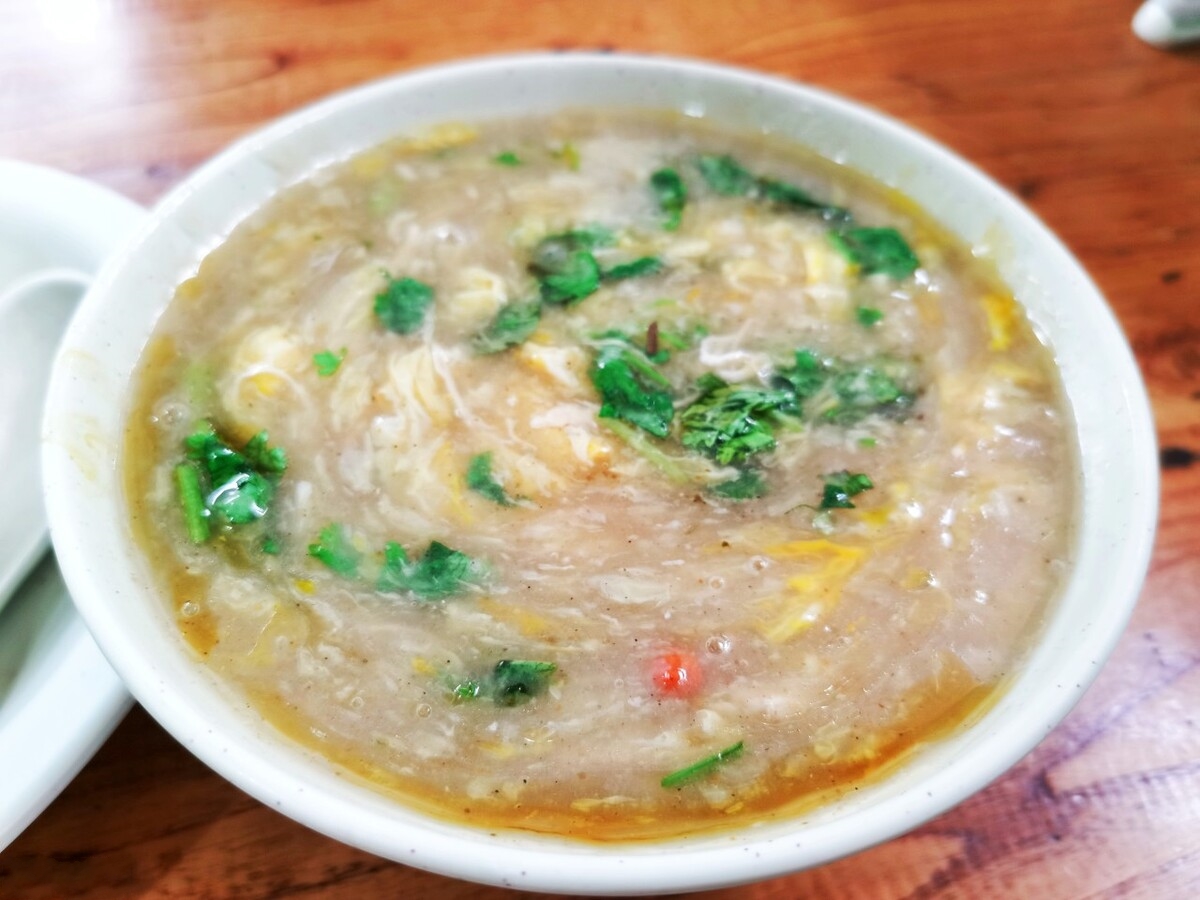 饣它汤饣它汤是徐州的名片,它以鸡汤为基础,加上麦片,面筋,胡椒粉