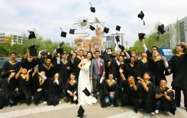 南开大学为学生提供夫妻宿舍，住宿费每年2400元，18对夫妻已入住