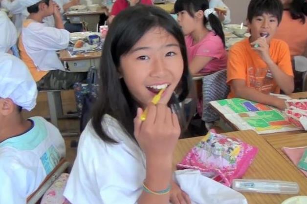 4部门联合明确规定，非寄宿制学校不得设置小卖部，食堂禁止承包