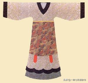 云霞映衣裳，花影衬容颜，一袭华服似画中行。