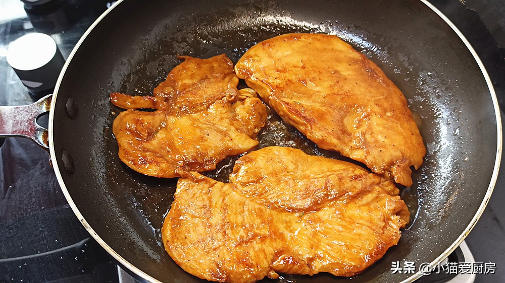 教你香煎鸡胸肉的做法，肉质软嫩不发柴，比买的鸡排好吃，真香