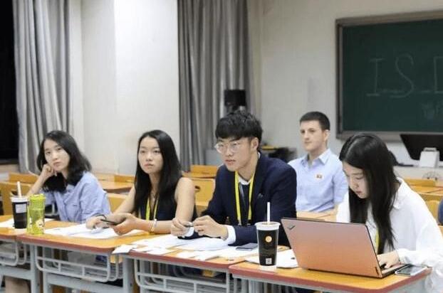 大学里哪个班委值得竞选？选择班长职位很吃亏，聪明人都这样选