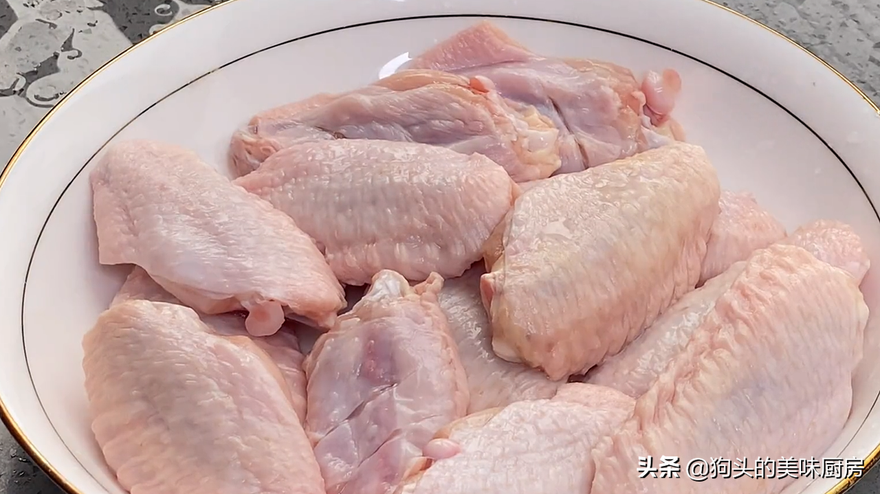 鸡翅这样吃着才爽，一次做一锅不够吃，学会做给家人吃，太解馋了
