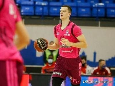 nba有哪些队员转队了(官宣了！4队4人交易达成，利拉德终迎来帮手，东契奇乐了)