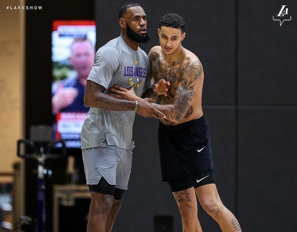 nba为什么不在室外(NBA停摆，库兹马玩游戏 户外骑单车，球迷炮轰：看看詹姆斯在干嘛)