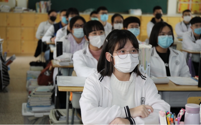 高考300多和100多都能上专科，考生抱怨不公平，网友：太天真了