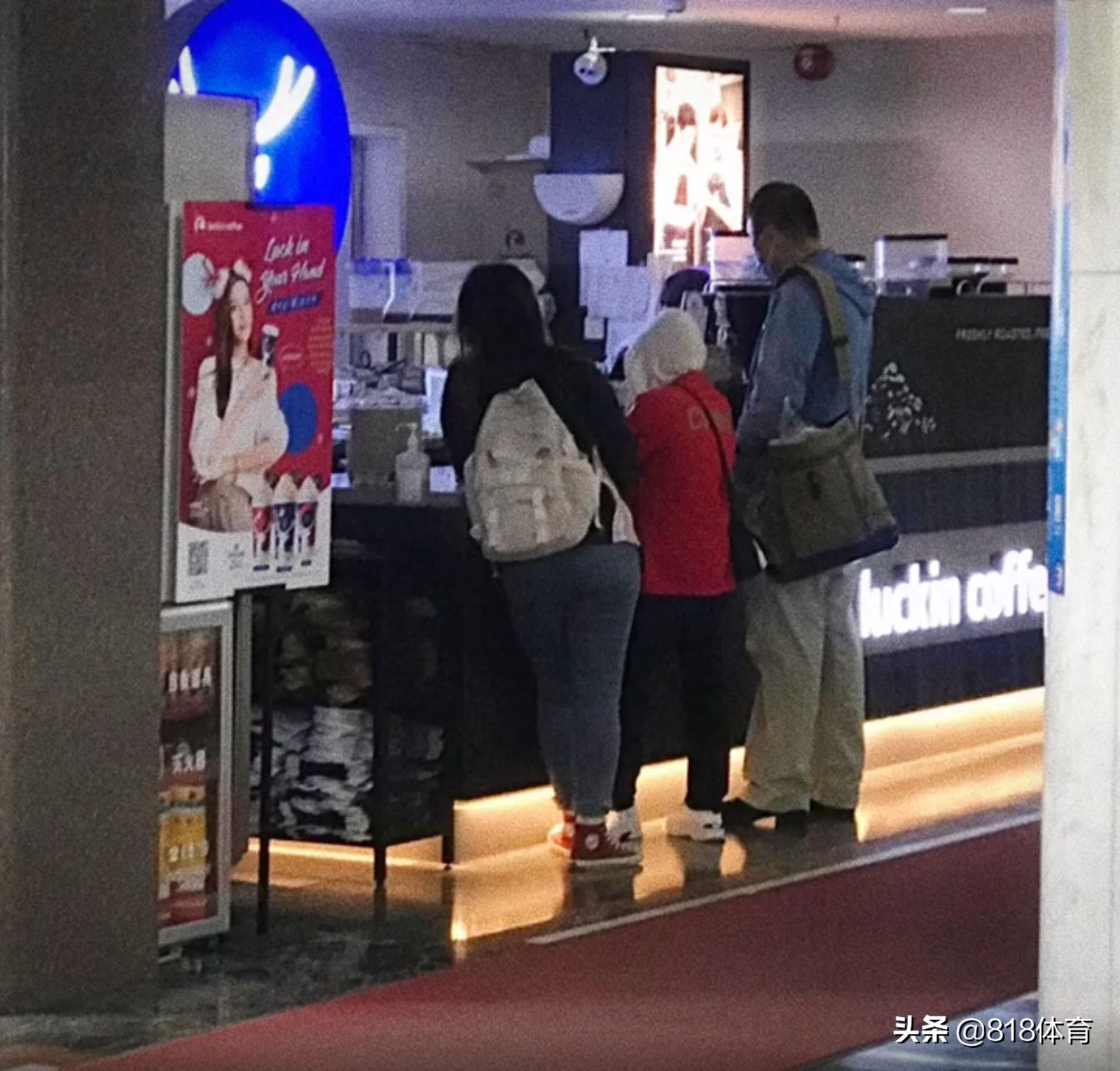 顶流!全红婵现身瑞幸咖啡买奶茶,队医怕她吃蛋糕紧随,3"保镖"护驾