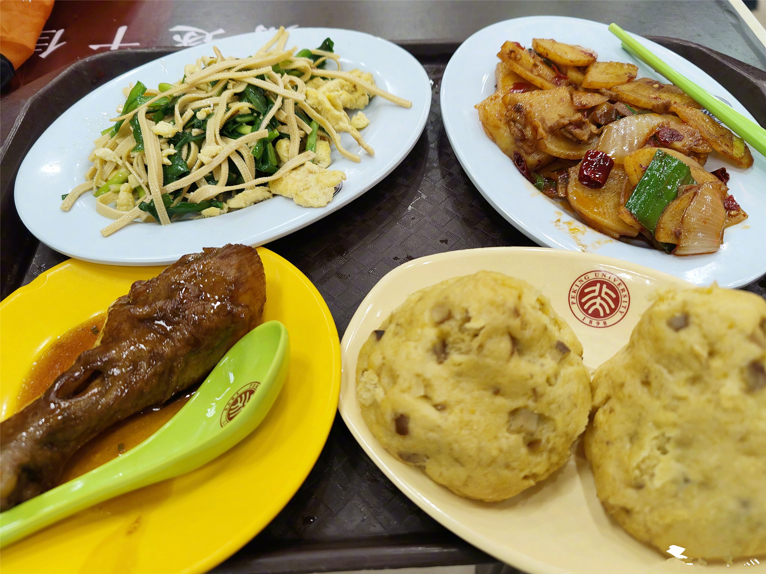 北京大学食堂的一日三餐，走红朋友圈，网友：羡慕，太值了