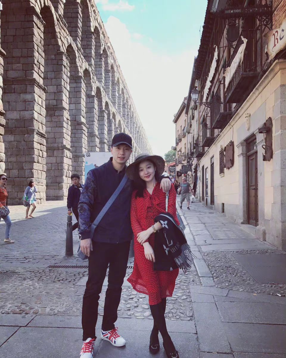 奥运冠军马龙现身迪士尼，带妻儿游玩超温馨，妻子颜值赛过女明星