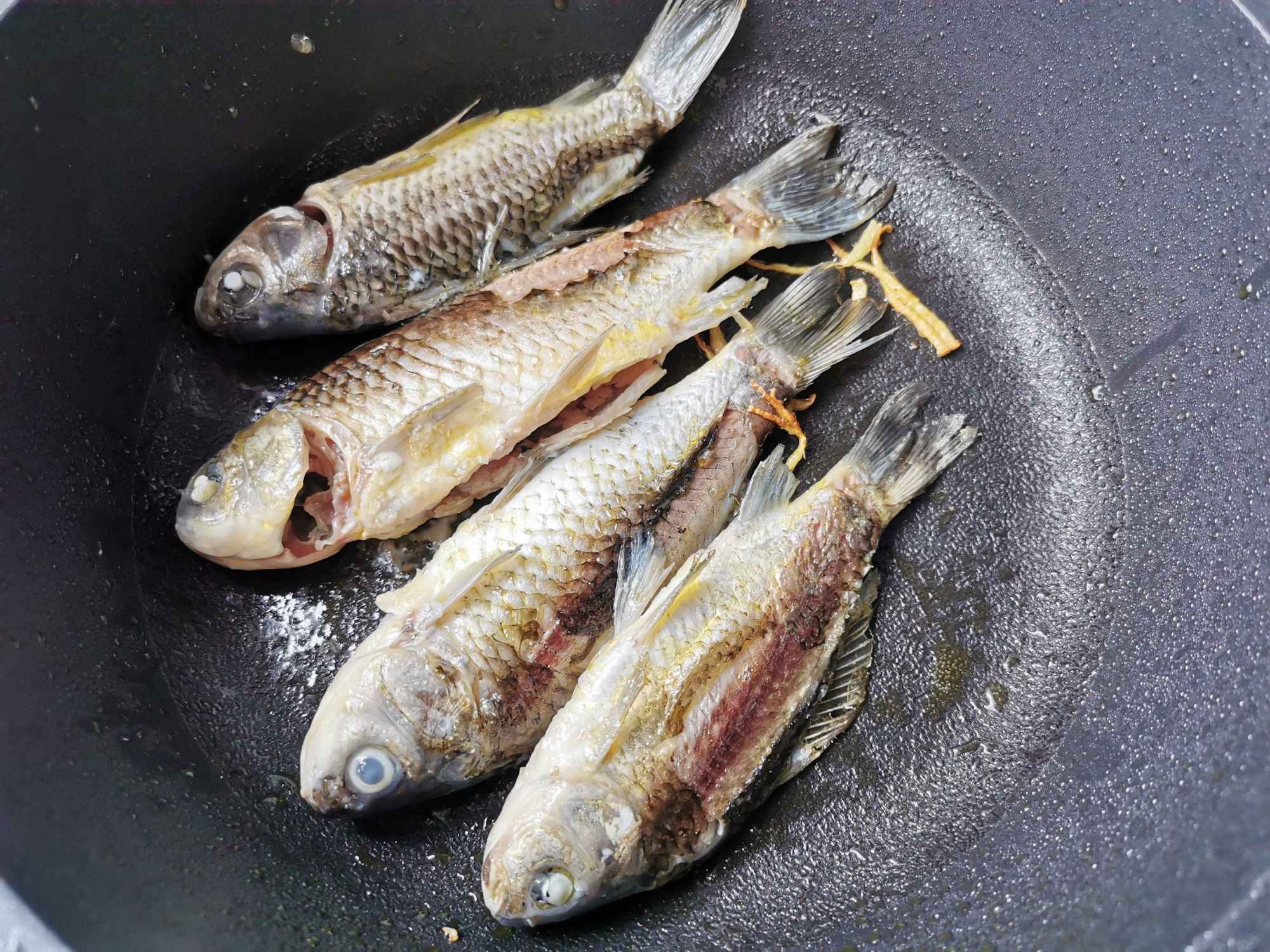 不管用什么鱼熬汤，记住这3点，鱼汤浓白无腥味，老人孩子都爱喝
