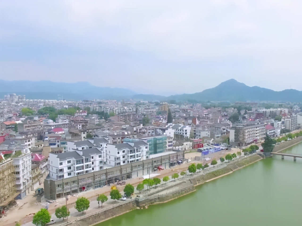 浙江在建一座高铁站，站房面积6000平米，2台6线，方便建德人出行