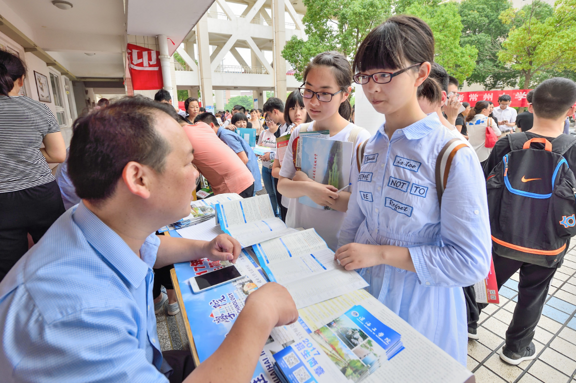 辽宁三所大学彻底被曝光，毕业生和“废纸”没两样，很多学生被坑