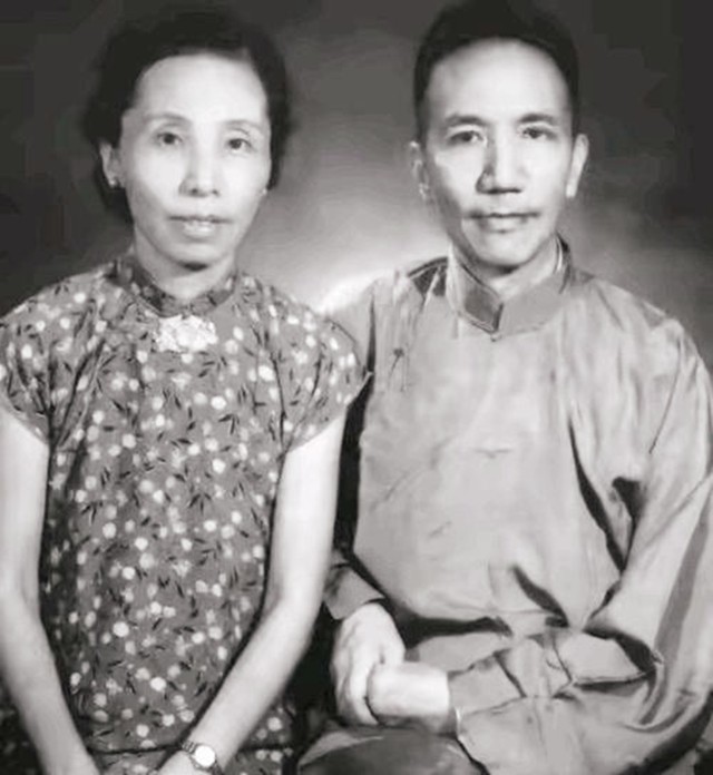 妻子卧病在床，他提前为妻子写挽联，妻子看后：我一定比你活得长